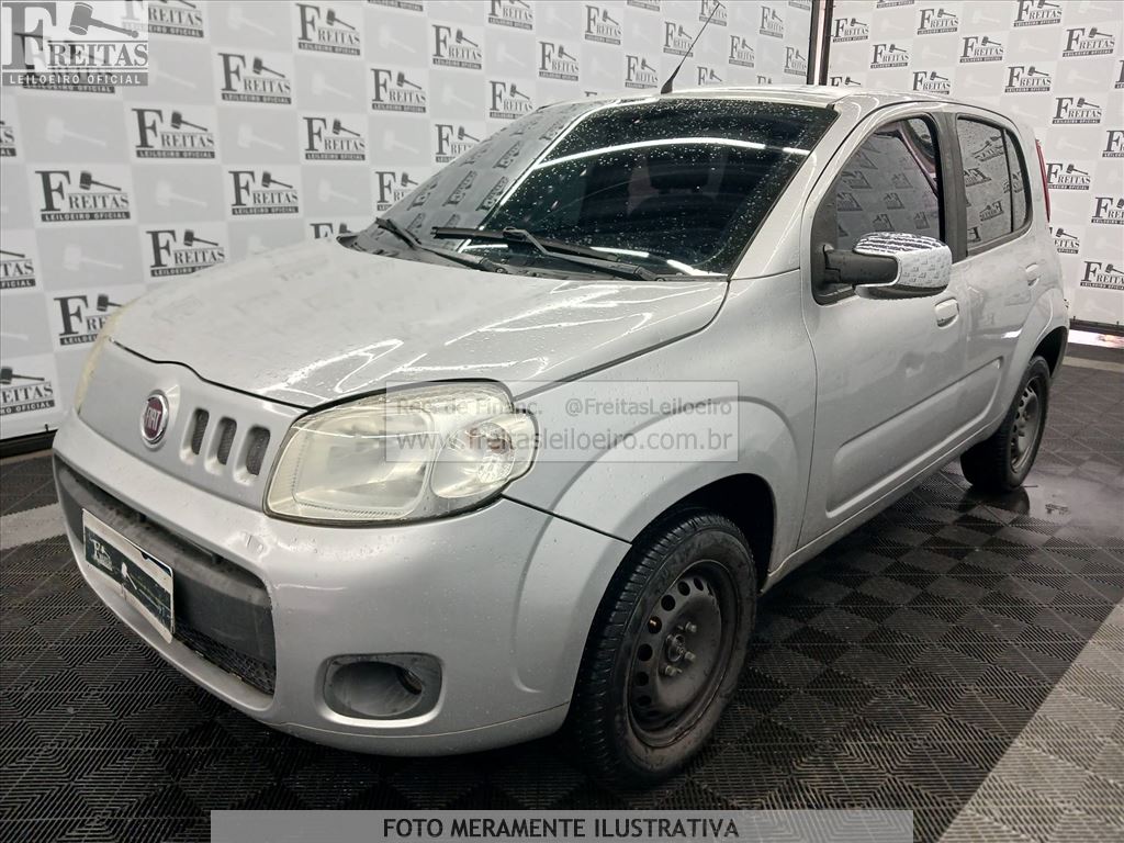 Fiat UNO Vivace 1.0 2015, prata