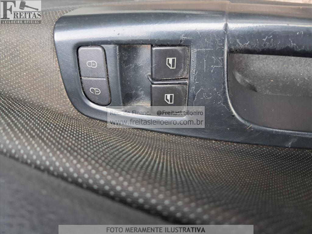 Foto 11 de 20: VW/NOVO VOYAGE TL MBV, 16/17, PLACA: P__-___4, GASOL/ALC, PRATA