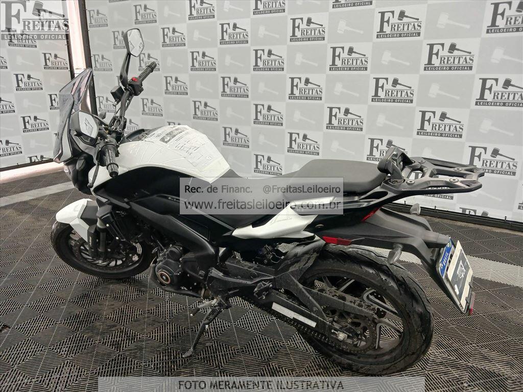 Foto 3: BAJAJ/DOMINAR D400, 25/25, PLACA: T__-___3, GASOLINA, BRANCA