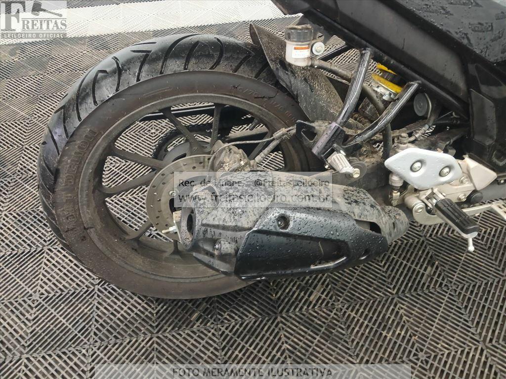 Foto 6 de 11: YAMAHA/FZ25 FAZER, 25/25, PLACA: T__-___1, GASOLINA, VERMELHA
