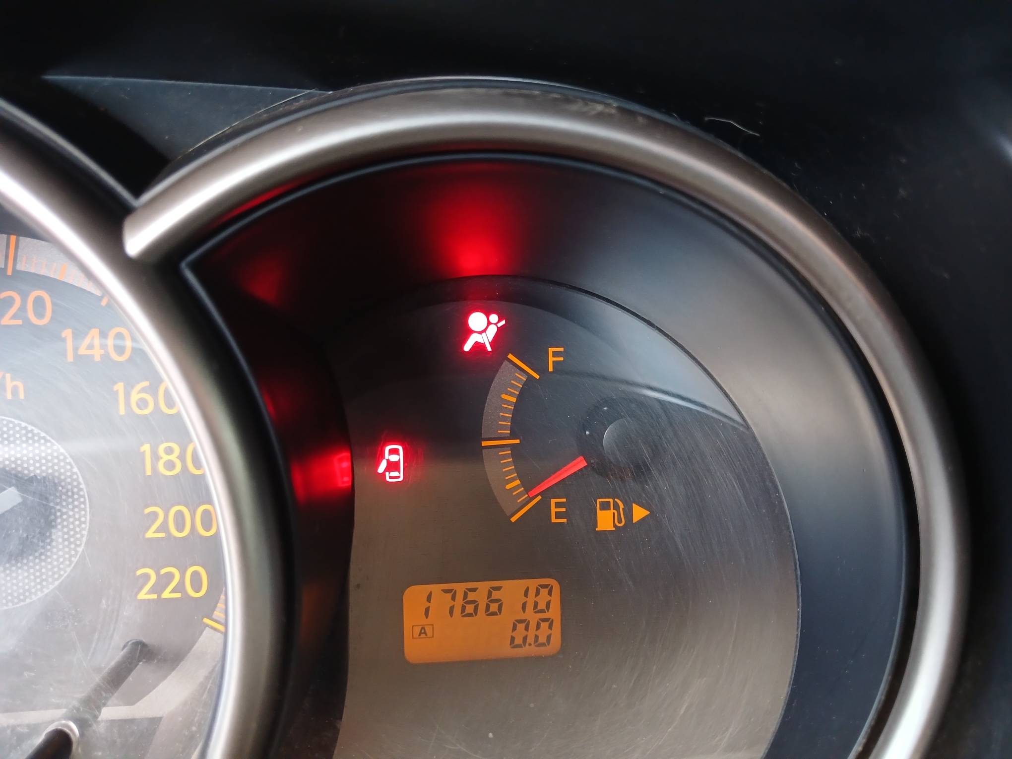 Foto 20 de 20: NISSAN/GRAND LIVINA 18SL, 09/10, PLACA: E__-___7, GASOL/ALC, PRATA