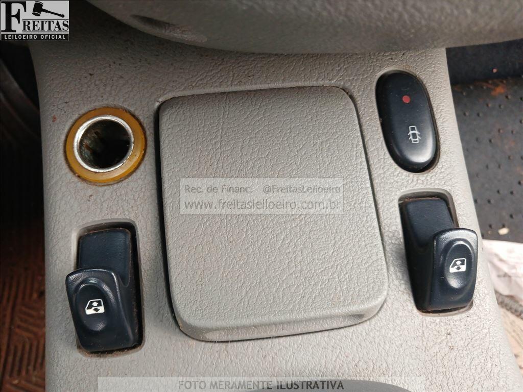 Foto 11 de 16: RENAULT/CLIO PRI 10 16VS, 03/03, PLACA: I__-___0, GASOLINA, PRATA