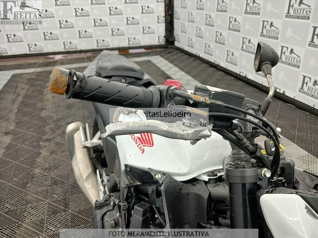 Foto 10 de 13: HONDA/CB 500 HORNET, 25/26, PLACA: U__-___0, GASOLINA, BRANCA