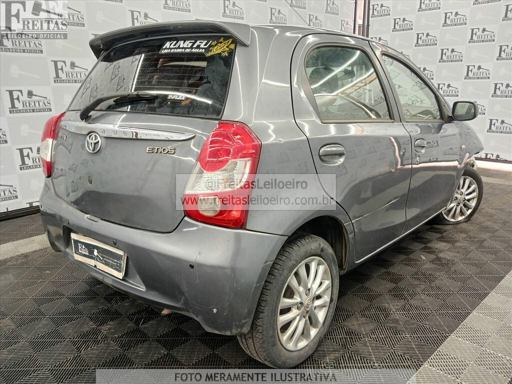 Foto 4: TOYOTA/ETIOS HB XLS, 13/13, PLACA: F__-___6, GASOL/ALC, CINZA