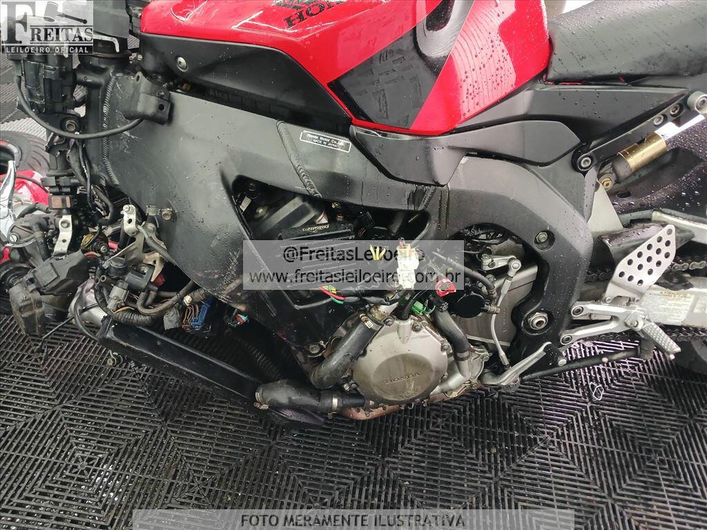 Foto 8 de 10: I/HONDA CBR 1000 RR, 04/04, PLACA: D__-___7, GASOLINA, VERMELHA