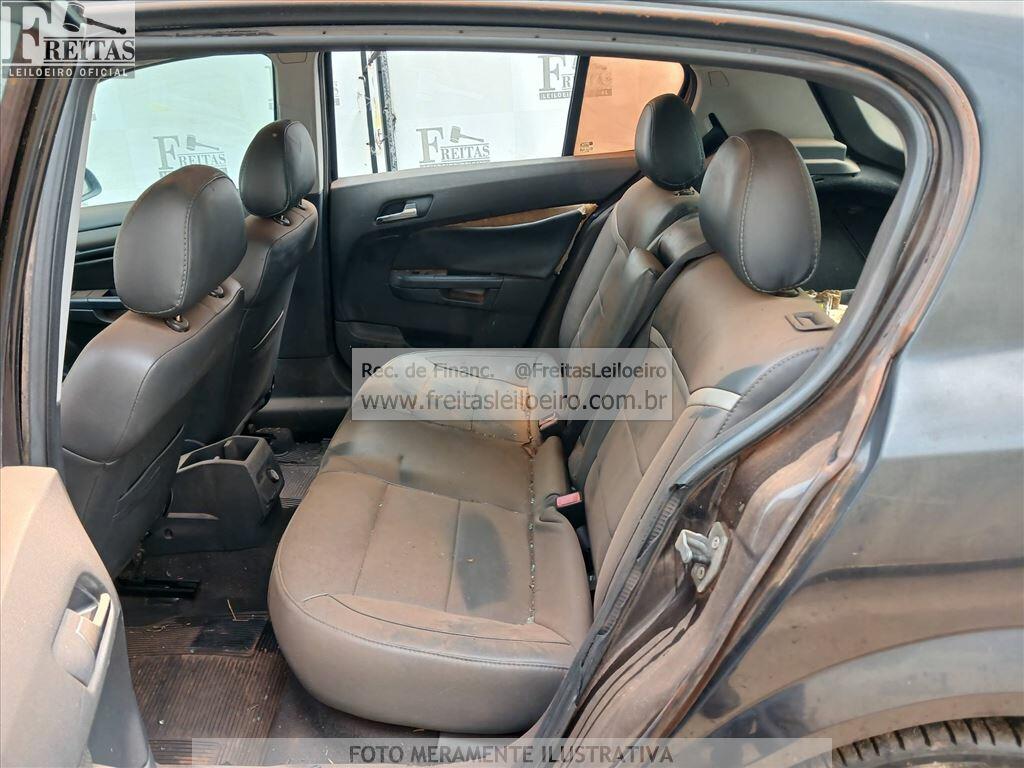 Foto 7 de 19: GM/VECTRA HATCH 4P GT-X, 09/10, PLACA: H__-___0, GASOL/ALC, PRETA