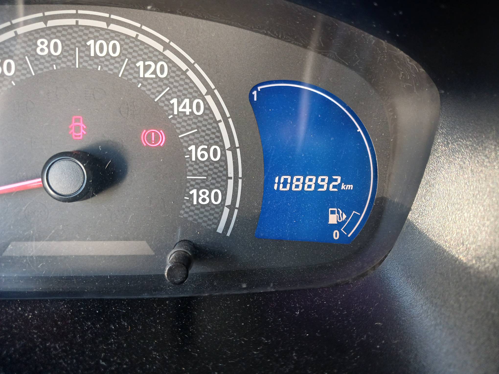 Foto 16 de 16: RENAULT/KWID INTENS 10MT, 18/19, PLACA: E__-___0, GASOL/ALC, BRANCA