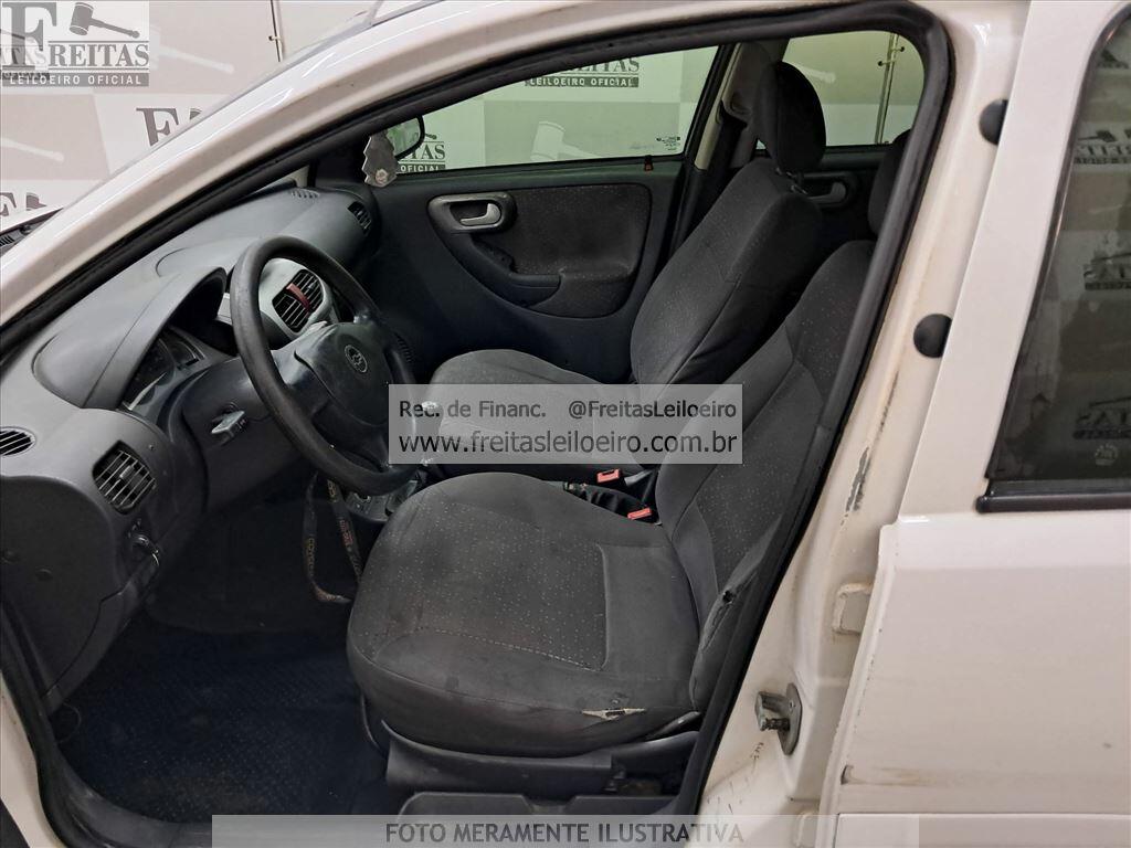 Foto 6 de 27: GM/CORSA SEDAN PREMIUM, 10/11, PLACA: C__-___4, GASOL/ALC, BRANCA