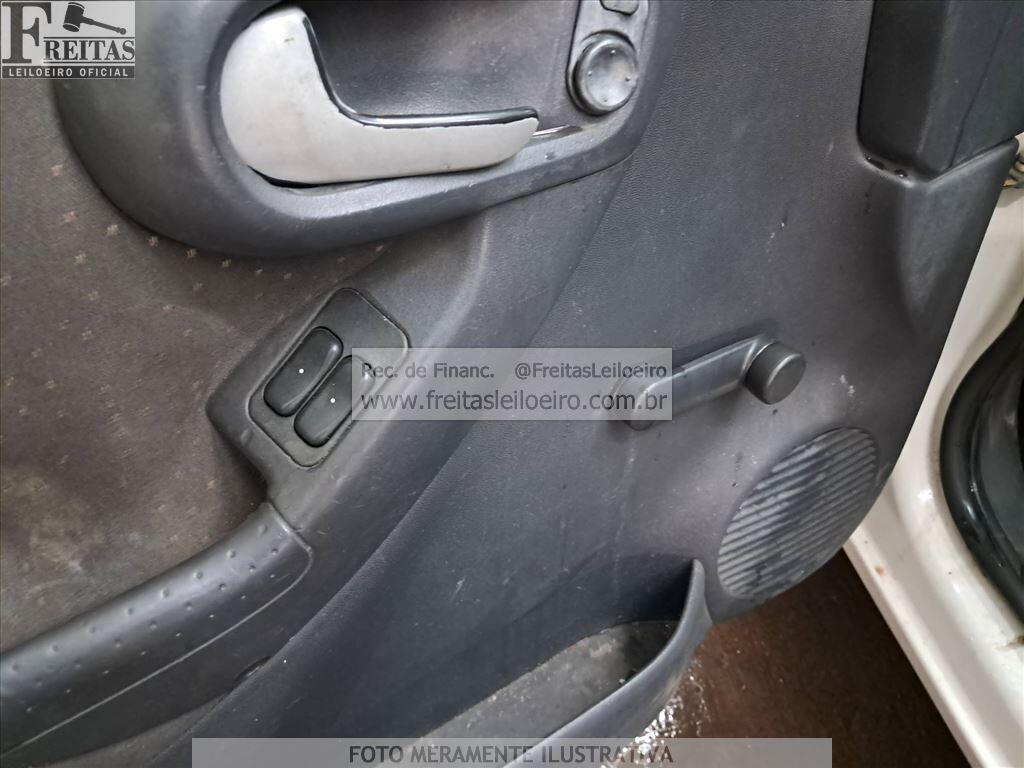 Foto 13 de 27: GM/CORSA SEDAN PREMIUM, 10/11, PLACA: C__-___4, GASOL/ALC, BRANCA