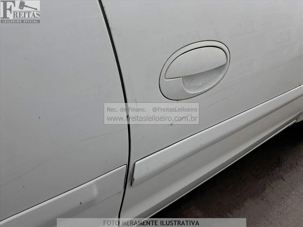 Foto 22 de 27: GM/CORSA SEDAN PREMIUM, 10/11, PLACA: C__-___4, GASOL/ALC, BRANCA