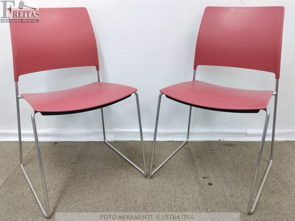 (B168192) LOTE COM 02 CADEIRAS CAVALETTI GO 34006 FIXA ASSENTO/ENCOSTO POLIPROPILENO VERMELHA PÉ ARCO BASE CROMADO. PRODUTO(S) EM USO — leilão em Internet (São Paulo/SP