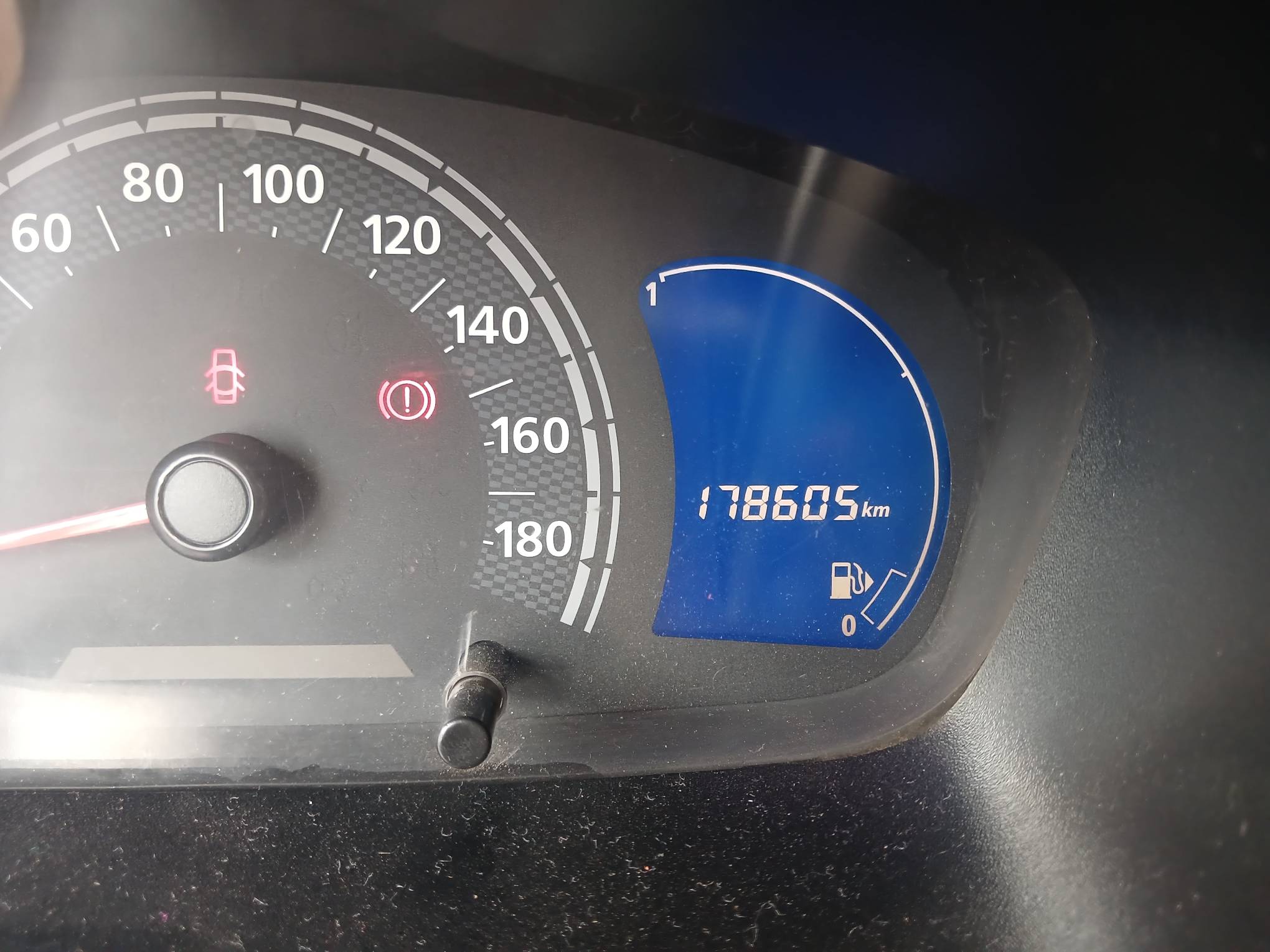 Foto 21 de 21: RENAULT/KWID INTENS 10MT, 18/19, PLACA: F__-___3, GASOL/ALC, PRATA