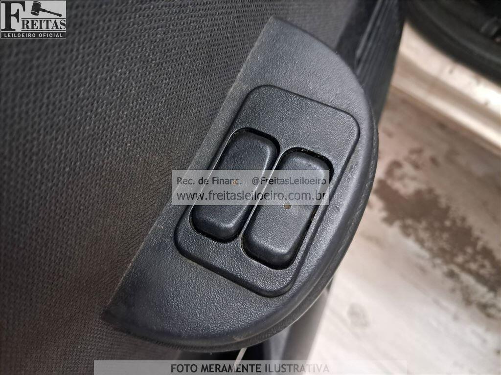 Foto 13 de 27: CHEVROLET/CLASSIC LS, 13/14, PLACA: O__-___5, GASOL/ALC, BEGE